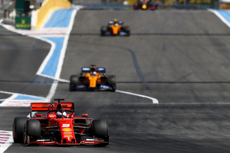 Vettel hat die beiden McLaren hinter sich gelassen