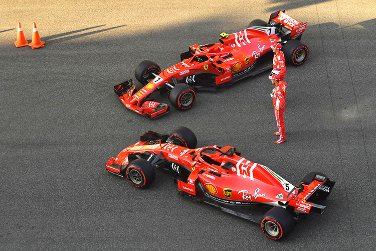 Kimi Räikkönen und Sebastian Vettel stellen sich in Abu Dhabi fürs offizielle Ferrari-Foto zusammen