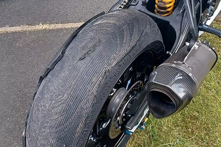 Defekter Dunlop-Slick beim NW200: Ein furchteinflößender Anblick