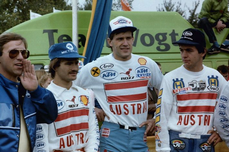 Team Österreich beim Motocross der Nationen in Gaildorf 1985 mit Karl Sulzer, Heinz Kinigadner und Kurt Mähr, links Dr. Wolfgang Srb