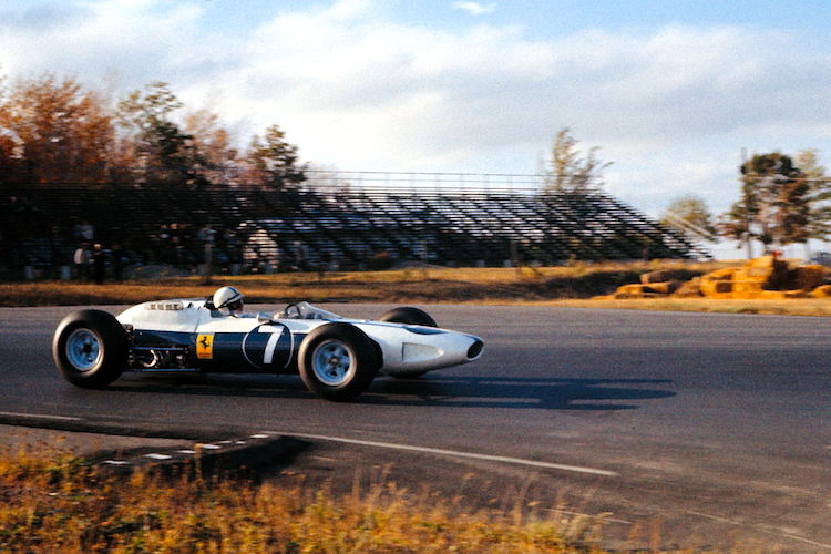 John Surtees 1964 im weissblauen Ferrari