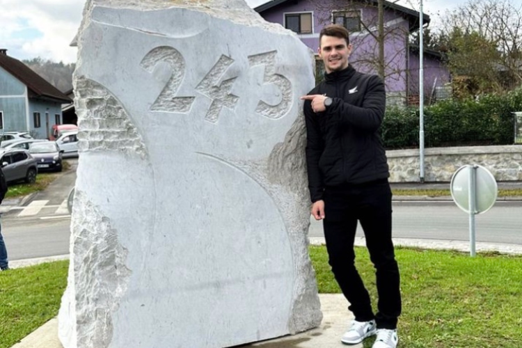Tim Gajser posiert vor dem Stein mit seiner Startnummer, der 243