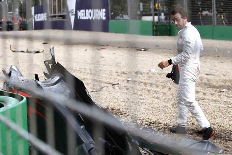 Alonso blickt ungläubig auf den kaputten McLaren-Honda