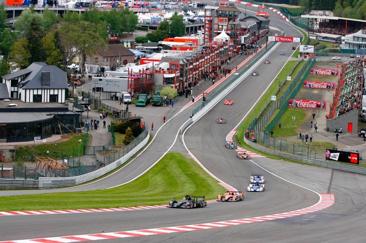 Das dünne Feld der Formula Le Mans fährt 2010 in der LMS