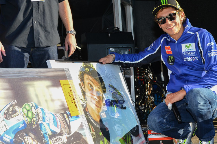 Valentino Rossi stellt signierte Bilder und seine Autobiographie zur Auktion