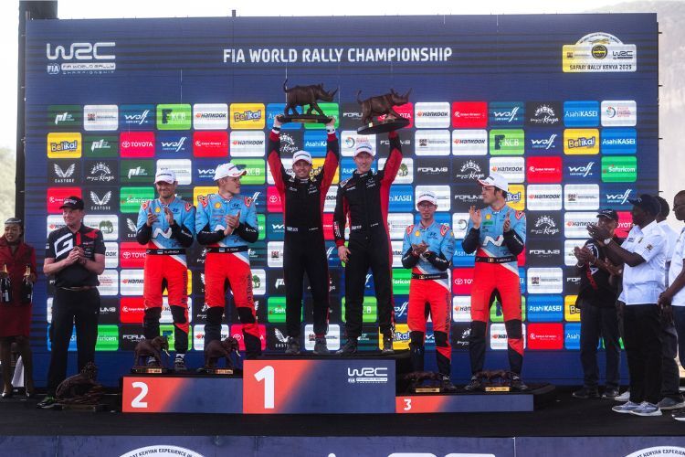 Elfyn Evans, Ott Tänak, Thierry Neuville und zwei Rhinozerosse auf dem Podium