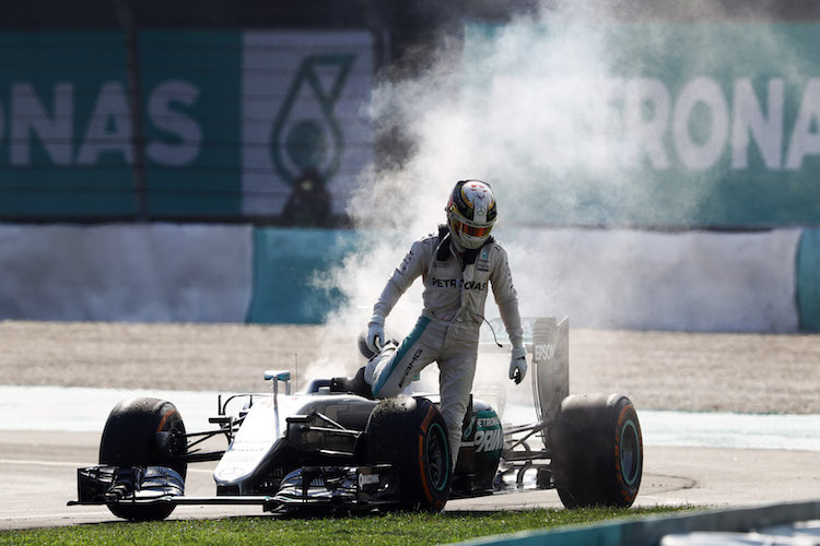 Lewis Hamilton: Motorschaden in Sepang