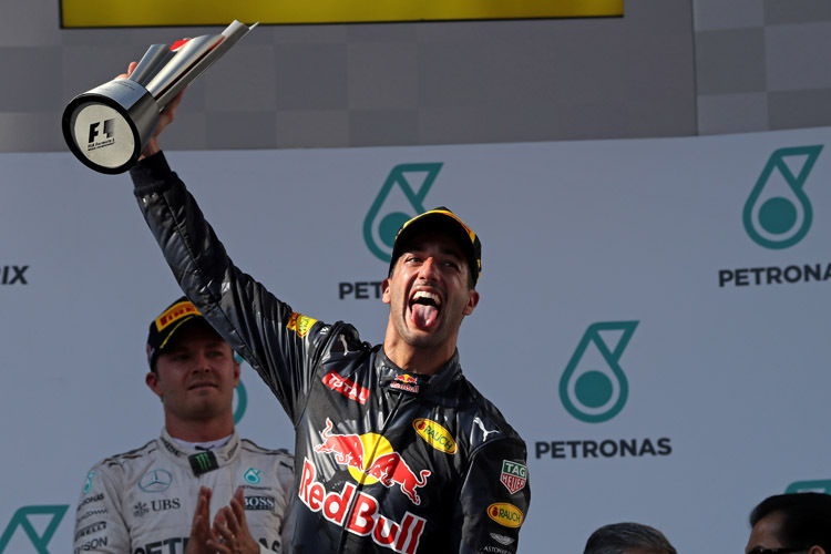Auch Daniel Ricciardo flippte nach dem Zieldurchlauf aus – blieb aber weitgehend angezogen
