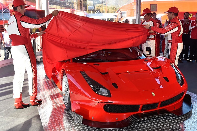 Die Ferrari-Piloten Andrea Bertolini (li.) Oliver Beretta (M.) und Giancarlo Fisichella präsentieren das Fahrzeug