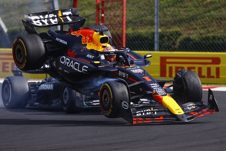 Max Verstappen kollidierte mit Lewis Hamilton und hob dabei ab, danach konnte er weiterfahren