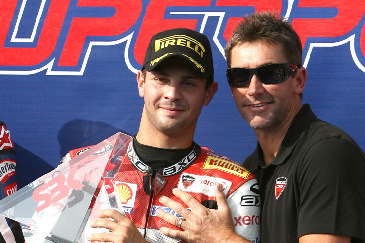 Troy Baylis (r.) überreichte Michel Fabrizio die begehrte Trophäe