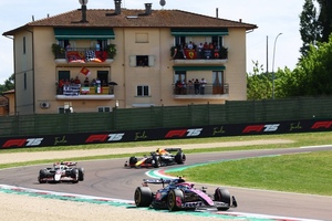 Franco Colapinto in Imola: Am Rand der Strecke stehen Gebäude, Fans schauen von dort aus zu)