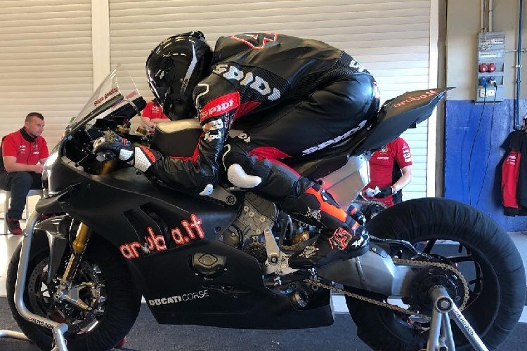 Nach der Sitzprobe fuhr Scott Redding die Ducati Panigale V4R