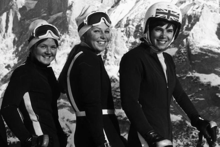 Divina Galica (rechts) als Skirennfahrerin