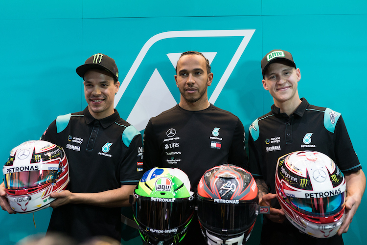 Helmtausch: Franco Morbidelli, Lewis Hamilton und Fabio Quartararo