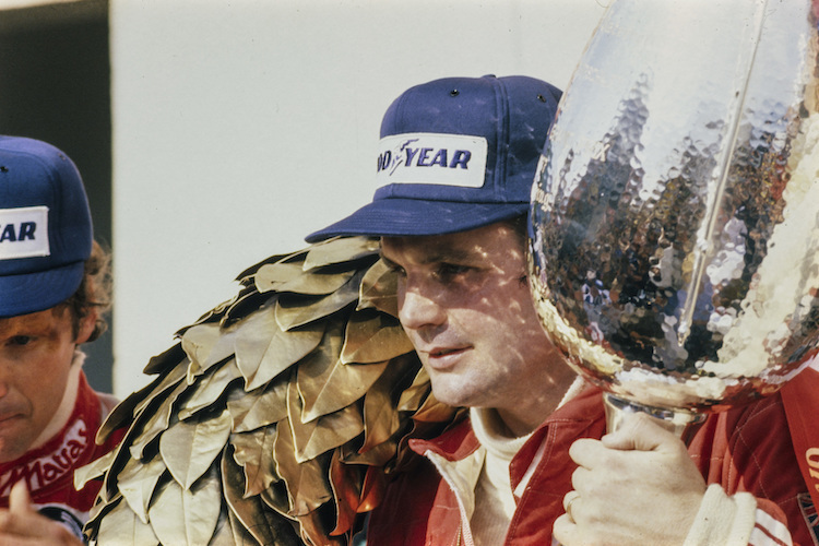Alan Jones nach seinem Sieg beim Grand Prix von Österreich 1977