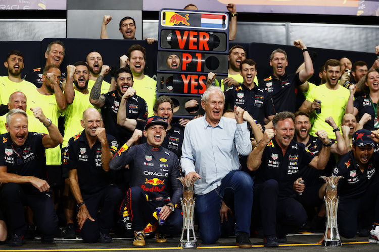 Dr. Helmut Marko (blaues Hemd) und Christian Horner (rechts neben Marko) feiern mit Max Verstappen