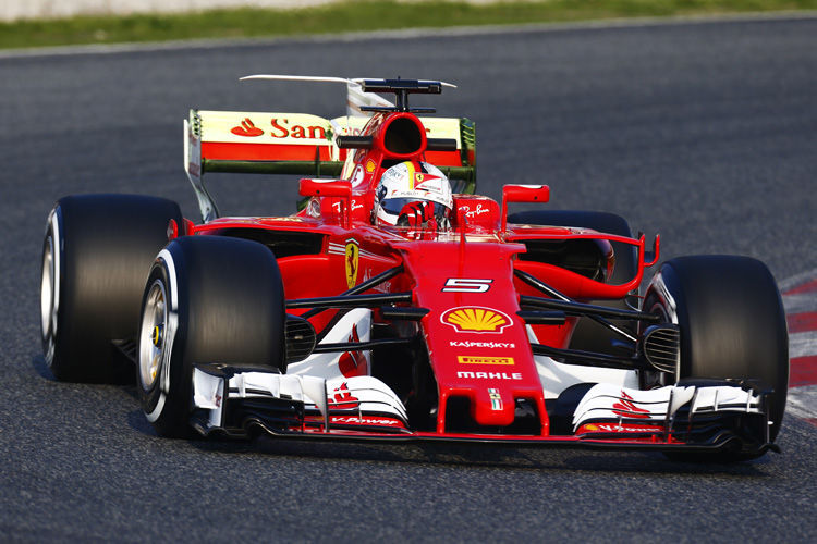 Sebastian Vettel mit seinem Ferrari und mittelharten Pirelli-Reifen