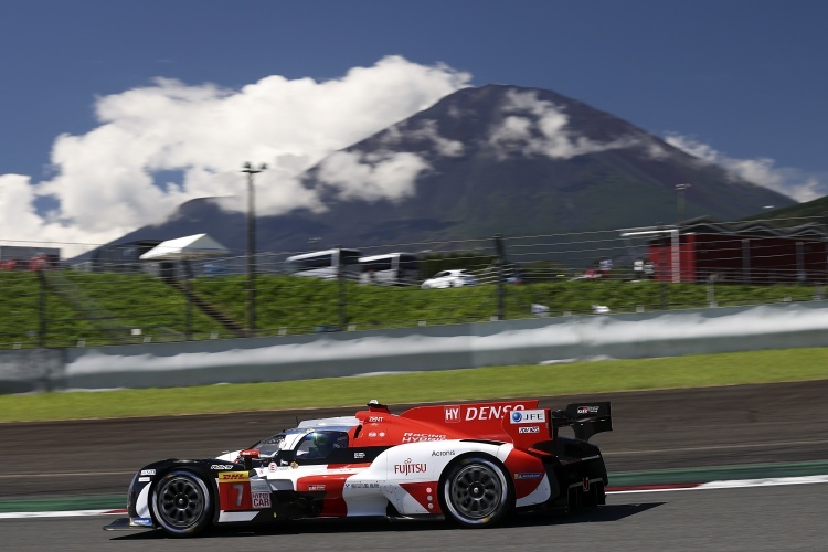 Der Toyota GR010 Hybrid vor dem Mount Fuji