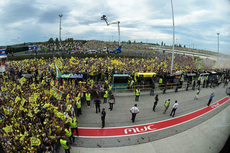 Die Fans von Valentino Rossi tauchen den Misano World Circuit Jahr für Jahr in ein Meer auf gelben Kappen, Shirts und Fahnen