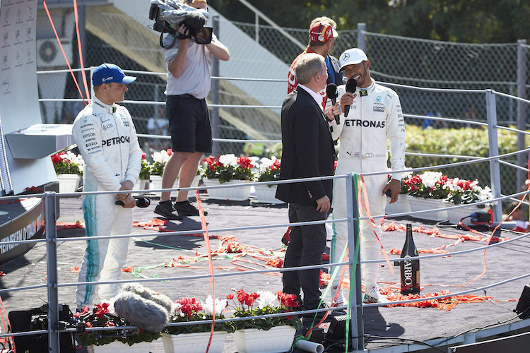 Martin Brundle beim Interview mit Lewis Hamilton