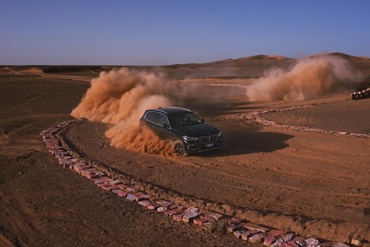 Der neue BMW X5 im Einsatz auf der Rennstrecke von Monza in der marokkanischen Sahara