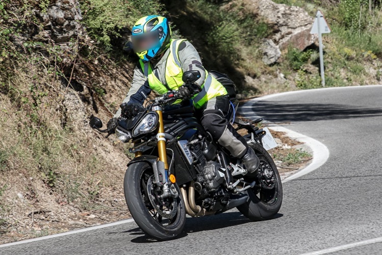 Triumph Speed Triple: Sportliche Sitzposition mit flacherem Lenker und hoch positionierten Fussrasten