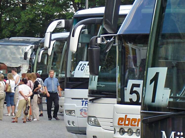 2010 parken die Busse am «Brünnchen» 