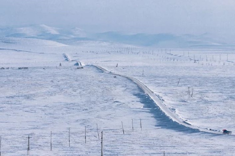 Jeden Winter entstehen in Sibirien temporäre Winterstrassen über zugefrorene Sümpfe, Flüsse und Seen 