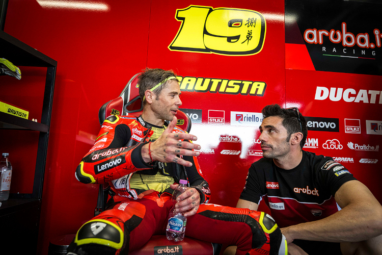 Alvaro Bautista im Gespräch mit Ducati-Testfahrer Michele Pirro