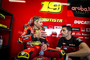 Alvaro Bautista im Gespräch mit Ducati-Testfahrer Michele Pirro