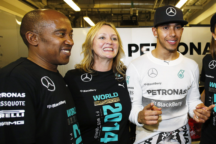 Lewis Hamilton mit seinen Eltern Linda und Anthony nach dem WM-Titelgewinn 2014 in Abu Dhabi
