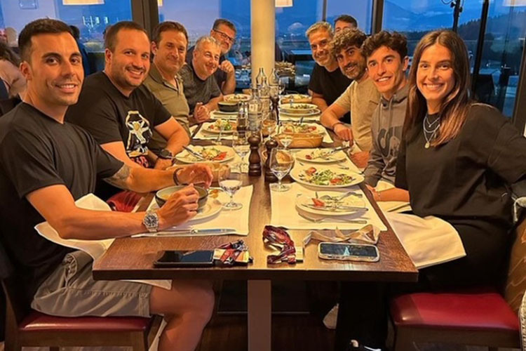 Marc Márquez mit seiner Crew und Gemma beim Abendessen