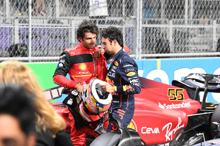 Carlos Sainz gratuliert Sergio Pérez zur Pole-Position