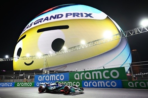 The Sphere guckt aufmerksam zu)