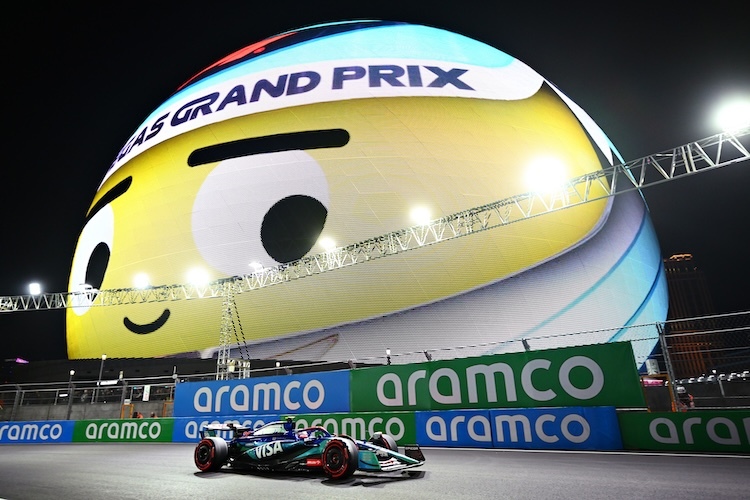 The Sphere guckt aufmerksam zu