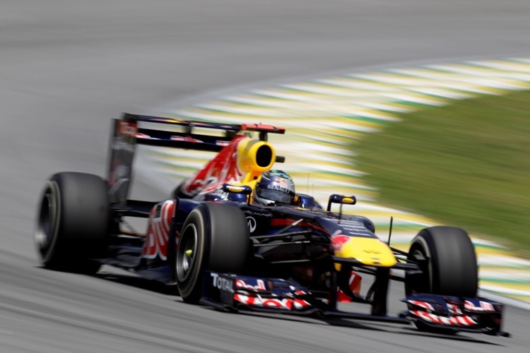 Offener Flügel am Kurvenausgang bei Vettel im Qualifying in Brasilien
