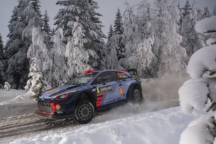 Dani Sordo im Hyundai i20 Coupé WRC in den schwedischen Wäldern