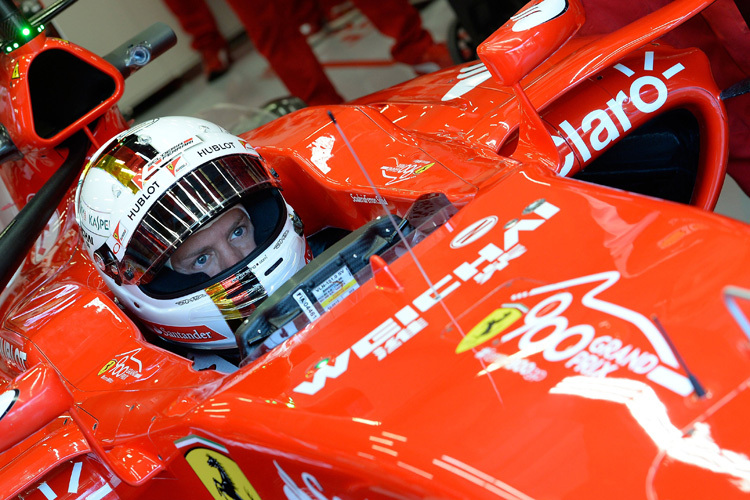 Sebastian Vettel mit dem Chrom-Helm zum 900. Grand Prix von Ferrari