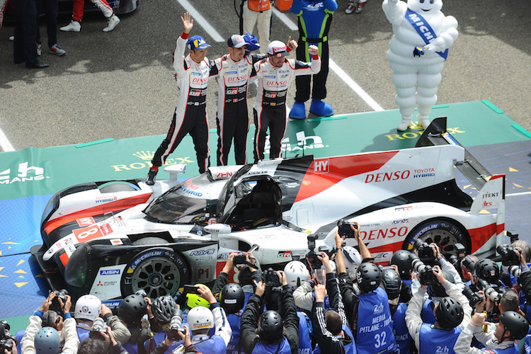 Fernando Alonso holt mit seinen Kollegen Nakajima und Buemi zwei Le-Mans-Siege und den Sportwagen-WM-Titel