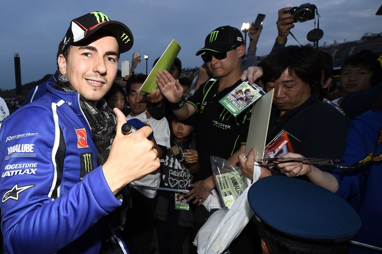 Pit walk: Lorenzo vor den anstürmenden japanischen Fans
