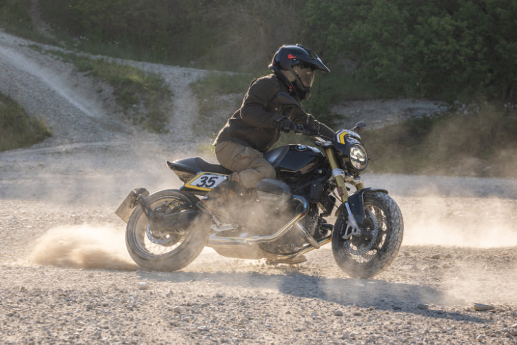 Die BMW ist nicht nur optisch offroadtauglich