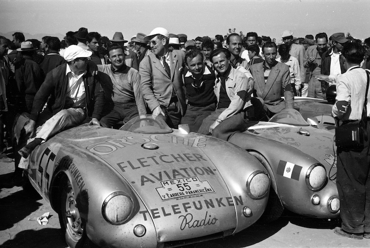  Carrera Panamericana 1954: Von links: Herbert Linge, Hans Herrmann, Huschke von Hanstein und Jaroslav Juhan am Typ 550 Spyder
