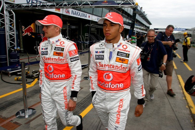 McLaren-Fahrer auf dem Weg zum Fototermin