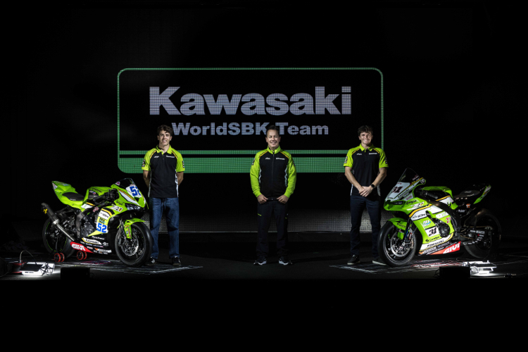 Das Kawasaki-Werksteam 2025 (v.l.): Jeremy Alcoba, Teamchef Manuel Puccetti und Garrett Gerloff