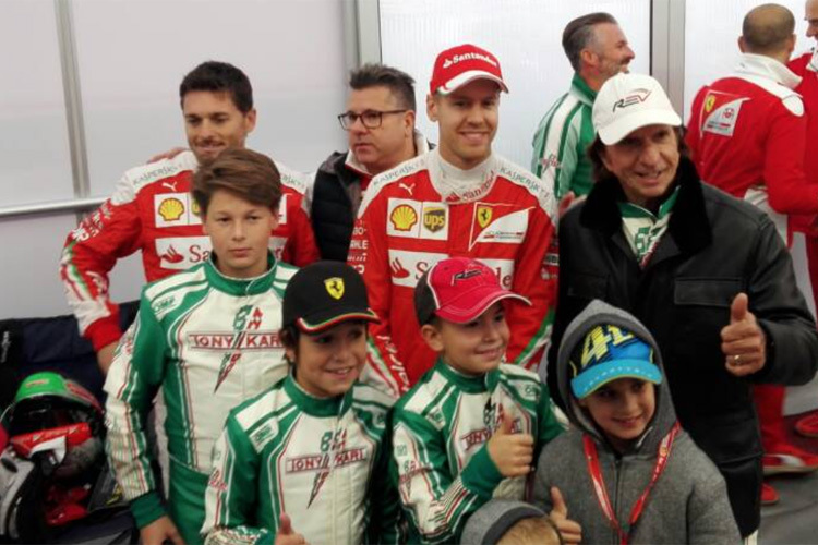 Giancarlo Fisichella, Sebastian Vettel und Emerson Fittipaldi mit den Kart-Kids