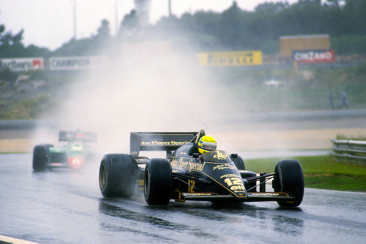 Ayrton Senna fährt in Estoril 1985 seinem ersten GP-Sieg entgegen