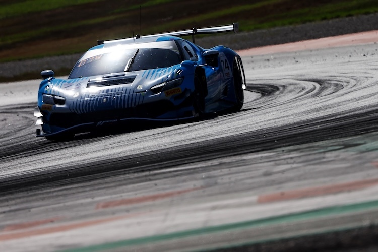 Ferrari-er-ffnet-Rennwochenende-mit-Bestzeit