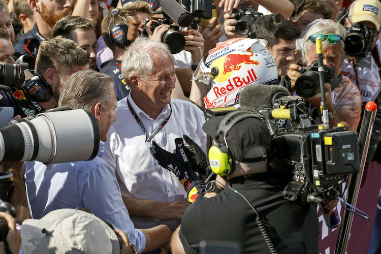 Dr. Helmut Marko und Max Verstappen nach dem GP-Sieg in Ungarn