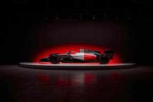 Der Audi-Renner R26 wird in den Farben Titanium, Carbon-Schwarz und dem neu vorgestellten Audi-Rot glänzen)